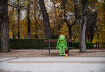 El miedo a estar solos: por qué cuesta tanto ir al cine, comer o viajar sin compañía