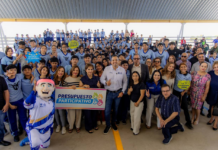 Cumple Marco Bonilla con estudiantes de la Secundaria Técnica 77; entrega nueva cancha de fútbol