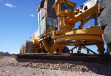 Ofrece Gobierno Municipal servicio de horas máquina a habitantes de la zona rural