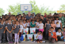 Pérez Pavía entrega apoyo de pintura a la Escuela Primaria Sector Obrero en Meoqui