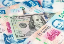 Peso mexicano retrocede y el dólar vuelve a acercarse a los 17 pesos