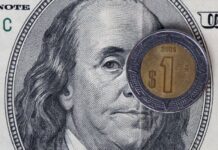 El peso mexicano sorprende y baja de los 17 pesos por dólar
