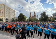 Abuelitos y abuelitas llenan de música y baile la Plaza de Armas con el Mega Zumbatón