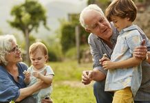 Abuelos que dejan huella: así se celebra el 28 de agosto en México