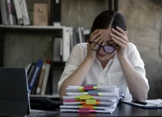 Estrés laboral: cómo afecta nuestro desempeño y qué podemos hacer para manejarlo