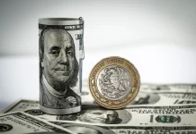 Peso mexicano sorprende otra vez: dólar baja de los 17 pesos