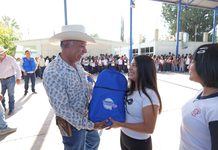 Arturo Zubía entrega más de 1,800 paquetes de útiles escolares y mochilas a estudiantes de Jiménez
