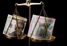 Peso mexicano se fortalece y mantiene al dólar por debajo de los 17 pesos