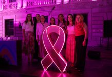 Ilumina Municipio de rosa la Plaza de Armas por la lucha contra el cáncer de mama
