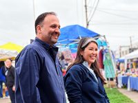 Recorre La China Frías el tianguis de la Tarahumara junto a Santiago de la Peña