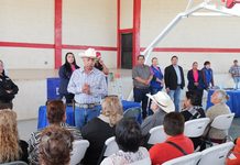 Arturo Zubía acompaña entrega del programa NutriChihuahua en Matamoros