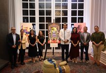 Reconoce René Chavira talento artístico inspirado en la cultura rarámuri durante premiación de Cu4tro Soles